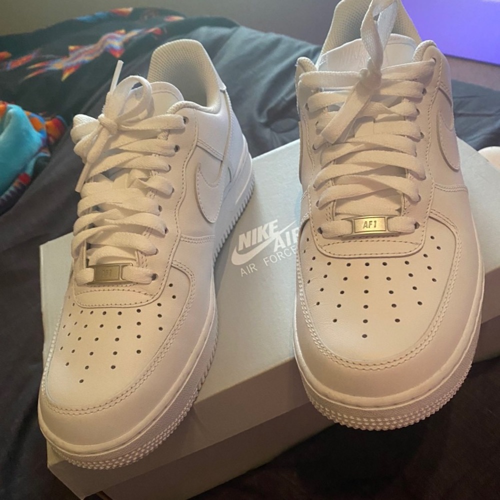 Womens Air Force 1 07! Size 9.5 Excellent condition with shoe guards.